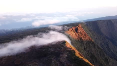 Maido-4K-Wolken-Drohnenaufnahmen,-Insel-La-Réunion