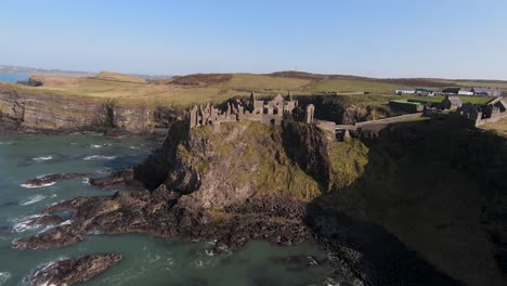 Dunluce-Castle-Ist-Eine-Mittelalterliche-Burg-An-Der-Nordküste-Nordirlands