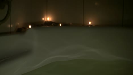 Licht,-Das-Von-Wellen-In-Der-Badewanne-Reflektiert-Wird,-Mit-Kerzen-Im-Hintergrund
