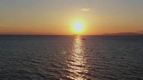 Goldener-Sonnenuntergang-über-Dem-Meer-In-Athen,-Griechenland