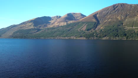 Levántese-Sobre-El-Lago-Oscuro-Con-Montañas-En-Loch-Lochy-Scottish-Highlands