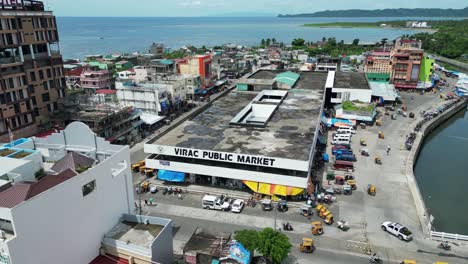 Vista-Aérea-De-Un-Concurrido-Mercado-Público-Frente-Al-Mar-En-Virac,-Catanduanes,-Filipinas