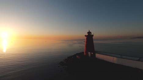Einfach-Fantastischer-Sonnenaufgang-Am-Poolbeg-Leuchtturm-In-Filmischer-4K-Qualität