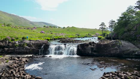 Aasleagh-Falls-Ist-Einer-Der-Beeindruckendsten-Und-Schönsten-Wasserfälle-Irlands