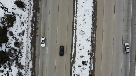Autos-Fahren-Auf-Verschneiter-Autobahn-Vorbei