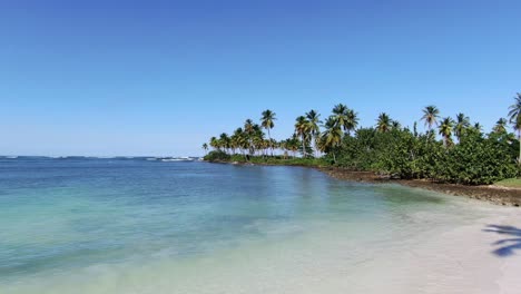 Eine-Seitenansicht-Eines-Ruhigen-Strandes-Im-Herzen-Der-Karibik