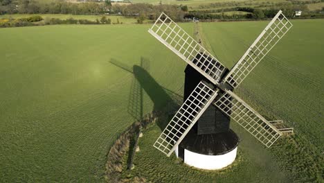 Luftaufnahme-Der-Pitstone-Windmühle,-Die-Den-Schatten-Des-Sonnenaufgangs-über-Die-Landwirtschaftliche-Landschaft-Des-English-National-Trust-In-Buckinghamshire-Wirft