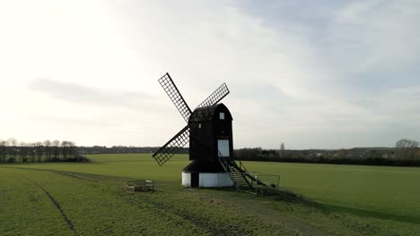 Luftaufnahme-Der-Pitstone-Windmühle,-Die-Das-Alte-Wahrzeichen-Von-Buckinghamshire-Auf-Landwirtschaftlich-Genutzten-Feldern-Umkreist