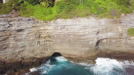 Menschen-Stehen-Am-Rand-Der-Spuckenden-Höhlenklippe-In-Honolulu,-Hawaii-–-Lufttransportwagen-Rückwärts