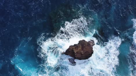 Helle,-Tiefblaue-Wellen,-Die-Auf-Einen-Großen-Meeresstapel-In-Der-Spitting-Cave-In-Honolulu,-Hawaii,-Krachen-–-Statische-Luftaufnahme-Von-Oben-Nach-Unten