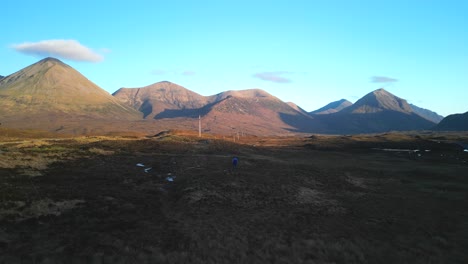 Wanderer-Mit-Rückzug-Offenbaren-Die-Im-Morgengrauen-Beleuchteten-Cuillin-Berge-Auf-Der-Isle-Of-Skye-In-Schottland