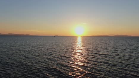 Goldener-Sonnenuntergang-über-Dem-Meer-Im-Süden-Von-Athen,-Griechenland