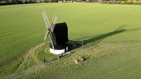 Luftaufnahme-Der-Umlaufenden-Pitstone-Windmühle-Mit-Touristen,-Die-Das-Englische-Wahrzeichen-Von-Buckinghamshire-Mit-Holzrahmen-Besuchen