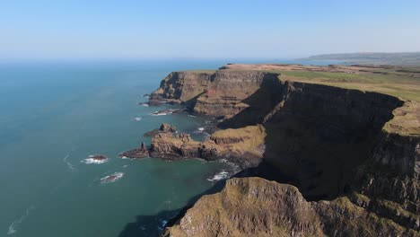 Flug-über-Die-Nordküste,-Filmische-4K-Drohne