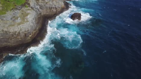 Wunderschöne-Wellen,-Die-Auf-Die-Spitting-Cave-In-Honolulu,-Hawaii,-Mit-Schicken-Häusern-Und-Grünflächen-Krachen-–-Enthüllung-Durch-Dolly-Tilt-Aus-Der-Luft