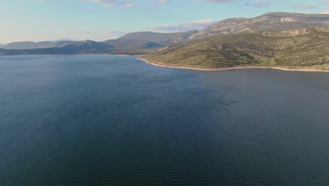 Foto-Panorámica-Del-Lago-Yliki-En-Grecia-Al-Mediodía