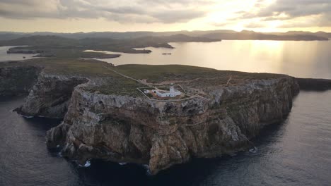 Leuchtturm-Bei-Sonnenuntergang-Auf-Der-Klippe-An-Der-Küste-Auf-Menorca,-Spanien