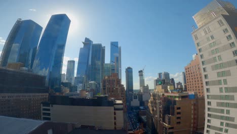 The-city-of-New-York-from-the-heights,-we-see-cars,-clouds,-elevators-and-constructions-moving-in-this-timelapse