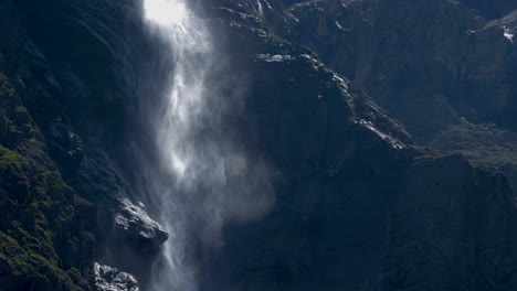 Wasserfall-In-Den-Bergen-Der-Pyrenäen,-Beleuchtet-Von-Der-Sonnenverlangsamung