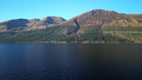 Volando-A-Través-Del-Lago-Oscuro-Con-Montañas-En-Loch-Lochy-Scottish-Highlands