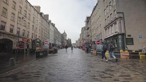 Menschen-Und-Touristen-Gehen-Ihren-Geschäften-Auf-Der-Royal-Mile-In-Edinburgh-Nach