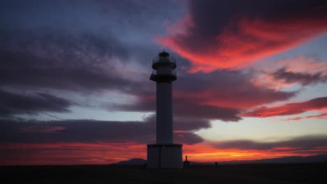 Leuchtturm-In-Strandnähe-Bei-Sonnenuntergang-Unter-Rotem-Himmel