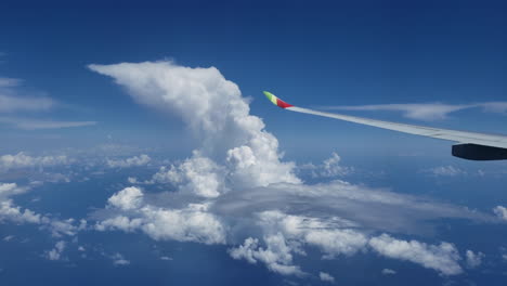 Blick-Aus-Dem-Flugzeugfenster,-Das-über-Schöne,-Malerische-Wolken-Fliegt