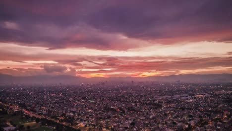 Sonnenuntergang-Mit-Roten-Wolken-In-Mexiko-Stadt