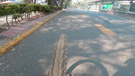 Video-Von-Der-Rückseite-Eines-Fahrrads-Beim-Gehen,-Man-Kann-Den-Reifen-Des-Fahrrads-Sehen