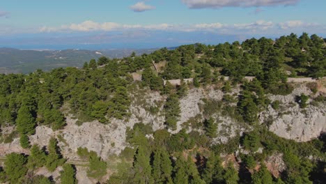 Enthüllung-Der-Landschaft-Und-Des-Himmels-Hinter-Dem-Berg-In-Ippokrateios-Politeia,-Griechenland