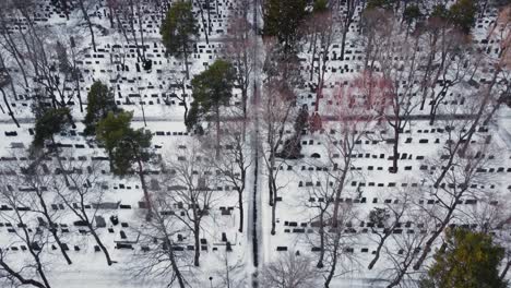 Großer-Friedhof-An-Einem-Verschneiten-Wintertag