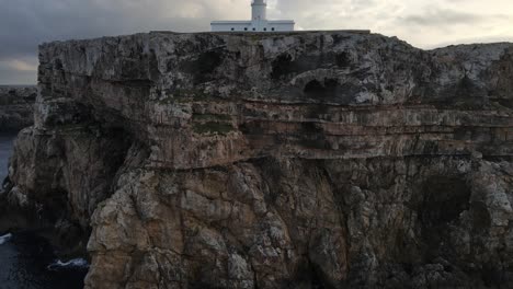 Filmische-Enthüllung-Eines-Leuchtturms-Auf-Der-Spitze-Einer-Felsigen-Klippe-In-Spanien