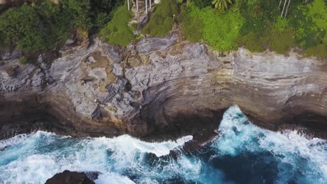 Wellen-Krachen-In-Der-Spitting-Cave-In-Honolulu,-Oahu,-Hawaii,-Strahlend-Blaues-Wasser-Und-Schicke-Häuser-Am-Rand-Der-Klippe-–-Luftaufnahme