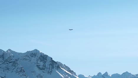 Jet-Privado-Volando-Sobre-Los-Picos-De-Las-Montañas-Cubiertas-De-Nieve-Durante-El-Invierno-En-St.