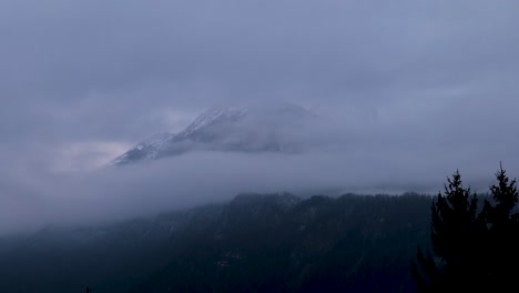 Nubes-Moviéndose-Rápido-Y-Cubriendo-Una-Montaña-En-Suiza