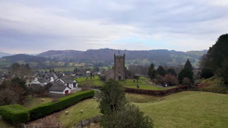Drohne,-Luftaufnahmen-Des-Historischen-Dorfes-Hawkshead,-Einer-Antiken-Stadt-Im-Lake-District,-Cumbria