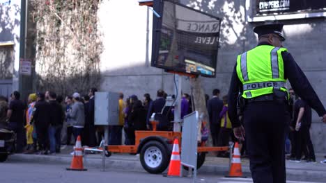 fans-walk-to-a-lakers-game