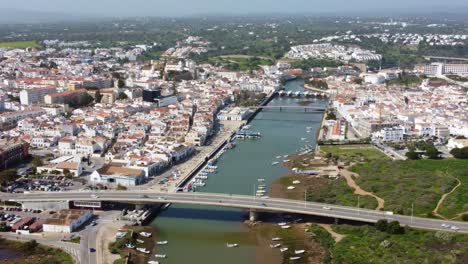 Drohne-Tavira-Algarve-Portugal,-Blick-Am-Frühen-Morgen-Vom-Meer-Auf-Die-Altstadt-Und-Den-Fischereihafen