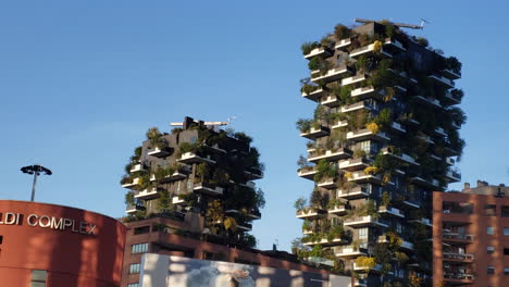 Hohe-Grüne-Öko-Apartments-Mit-Pflanzen-Im-Außengebäude
