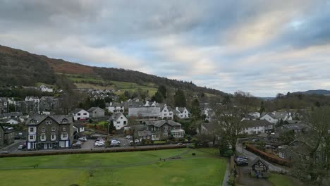 Luftaufnahmen-Von-Ambleside,-Der-Lakeland-Stadt-Und-Ehemaligen-Gemeinde,-Jetzt-In-Der-Gemeinde-Lakes,-In-Cumbria,-Im-Nordwesten-Englands-2023