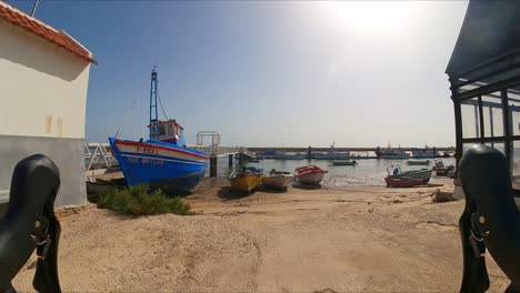 Blick-Für-Radfahrer-Auf-Einen-Fischerhafen-An-Der-Algarve-In-Portugal,-Das-Perfekte-Paradies-Für-Radfahrer