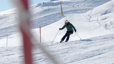 Frau-Fährt-Schnell-Bergab-Am-Himmel-Auf-Einem-Berg-In-Einem-Skigebiet
