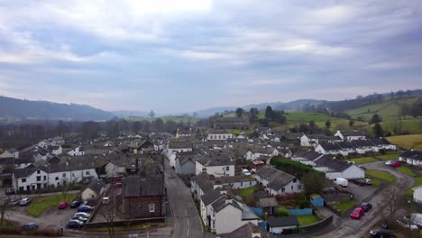 Drohne,-Luftaufnahmen-Des-Historischen-Dorfes-Hawkshead,-Einer-Antiken-Stadt-Im-Lake-District,-Cumbria