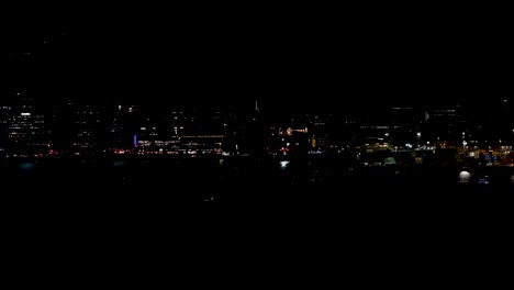 Dunkles-Stadtbild-Aus-Flackernden-Und-Blinkenden-Nachtlichtern-Der-Städtischen,-Innerstädtischen-Hauptstadt-Wellington,-Neuseeland-Aotearoa