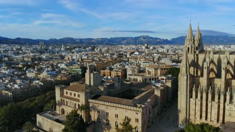 Drohne-Seitwärts-In-Palma-De-Mallorca-An-Der-Kathedrale