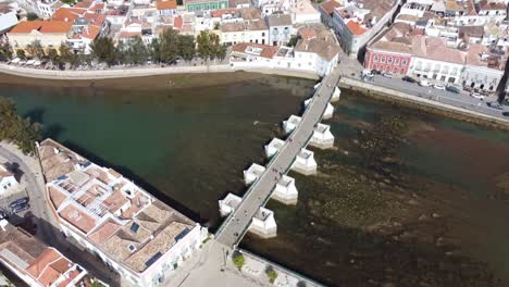 Kreisende-Aufnahme-Der-Ponte-Romana-Brücke-Am-Fluss-Gala-Tavira,-Algarve,-Portugal,-Einer-Traditionellen-Altstadt-Am-Rande-Des-Atlantiks