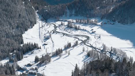 Vista-De-Un-Valle-Cubierto-De-Nieve,-Río-Y-Montañas-En-Un-Soleado-Día-De-Invierno-Desde-Alp-Grum,-Suiza