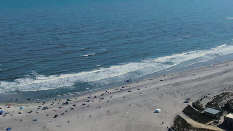Ozean--Und-Strandaufnahme-Von-Atlantic-City,-New-Jersey-–-Drohne
