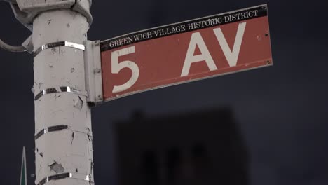 Straßenschild-5th-Avenue---New-York-City