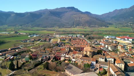 Luftbilder-Von-Vall-D&#39;en-Bas-In-Der-Provinz-Girona,-La-Garrotxa,-Bilder-Der-Stadt-Mit-Den-Bergen-Im-Hintergrund